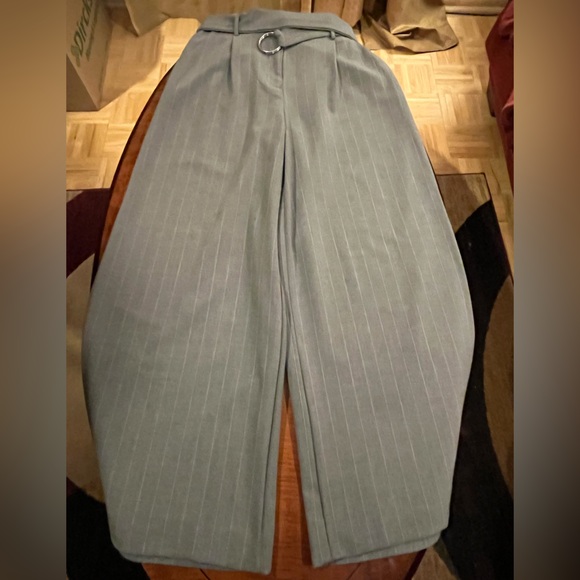 Wide leg pants. Elastic waistband. 2 pockets. Belted. Grey w/ white stripes. M - Picture 4 of 12
